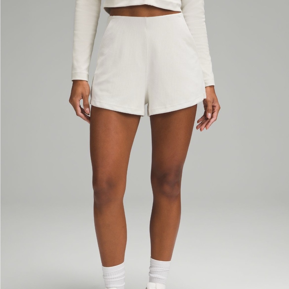 NWOT Lululemon Ribbed Softstreme High-Rise Short 2”